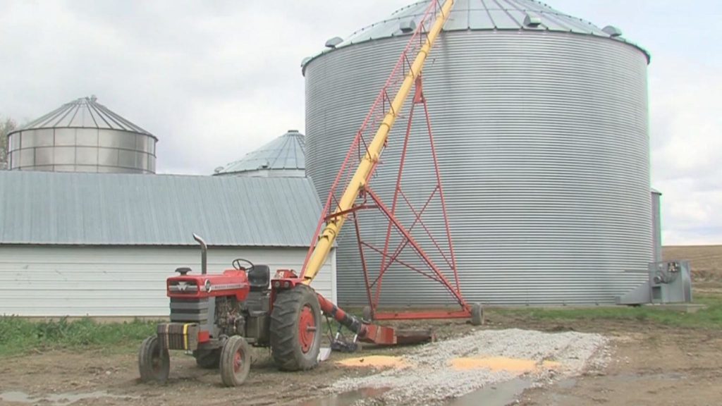 Un granjero se corta su propia pierna con una navaja de bolsillo después de quedarse atrapado en la maquinaria 2 skynews kurt kaser grain auger 4669257