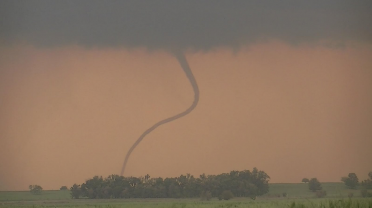 Extraño fenómeno captado por las cámaras: dos 'tornados gemelos' azotando a la vez