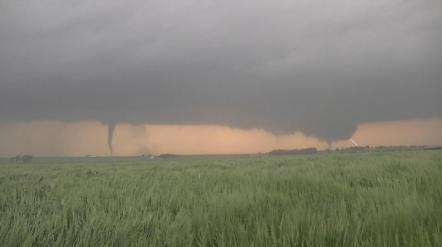 Extraño fenómeno captado por las cámaras: dos 'tornados gemelos' azotando a la vez 1 tornado