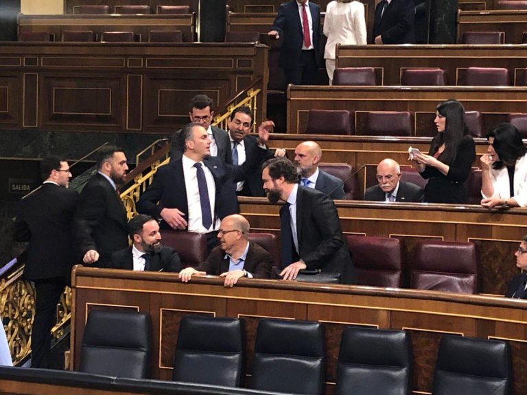 'Juego de Tronos': los diputados de Vox trolean al PSOE y se sientan en sus escaños