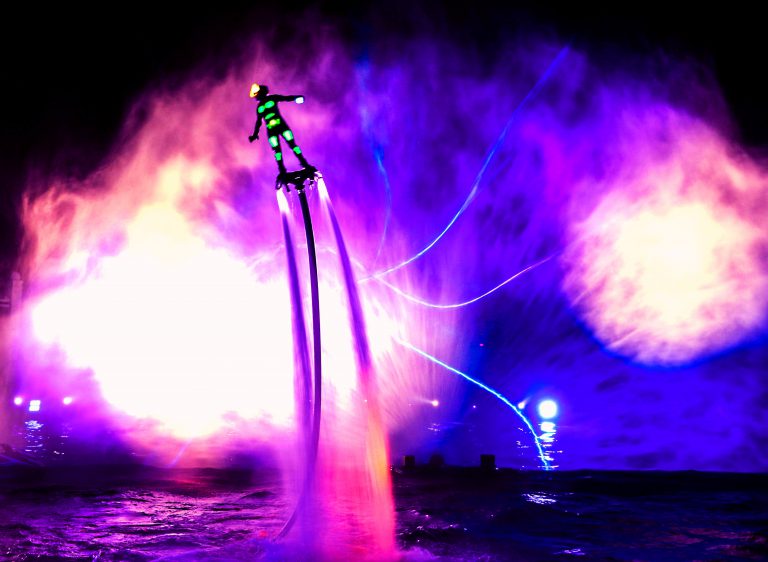 AQUAMAN NIGHTTIME SPECTACULAR, el nuevo y sorprendente show del Parque Warner, que no hay que perderse