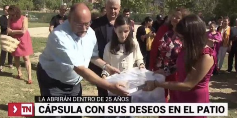42 alumnos de un colegio de Madrid entierran una 'cápsula del tiempo': se abrirá dentro de 25 años