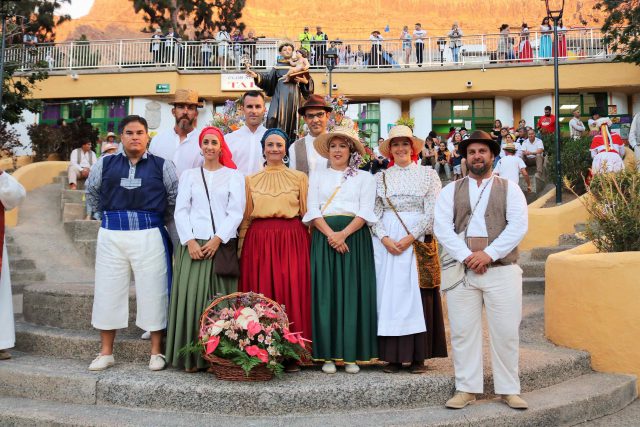 El grupo de Gobierno tras su ofrenda a San Antonio El Chico