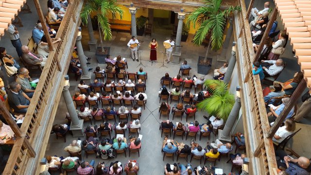 El público en uno de los conciertos de Música Antigua en el Patio de la Casa de Colón.