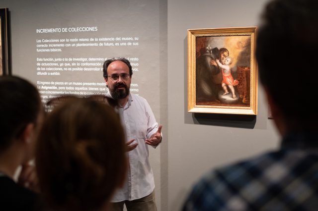 Javier Pueyo se dirige al público en una reciente visita guiada celebrada en la Casa de Colón