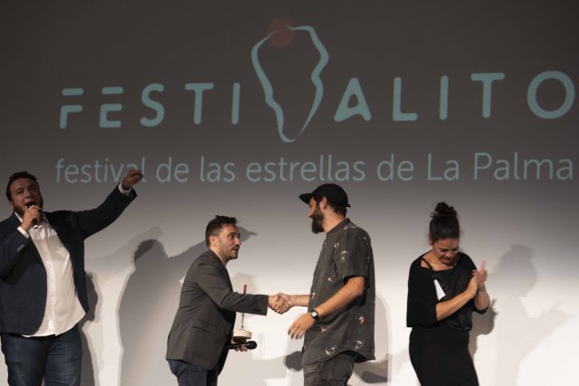 Juan Antonio Bayona entrega a Víctor Hubara Estrella Gala Clausura Festivalito XIV foto Virginia Park