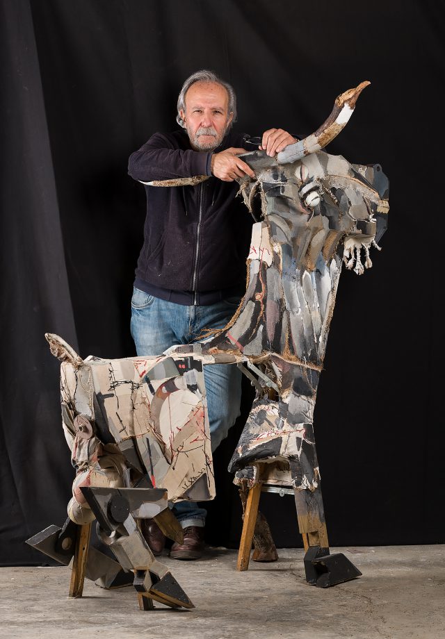 Juan Marqués junto a su pieza Cabrúnculo