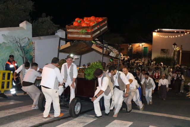 Los romeros empujan la carreta de Barranquillo Andrés y Soria en dirección parque Nicolás Quesada de Mogán