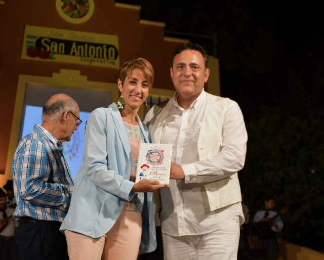 Onalia Bueno hace entrega del reconocimiento a Miguel Afonso