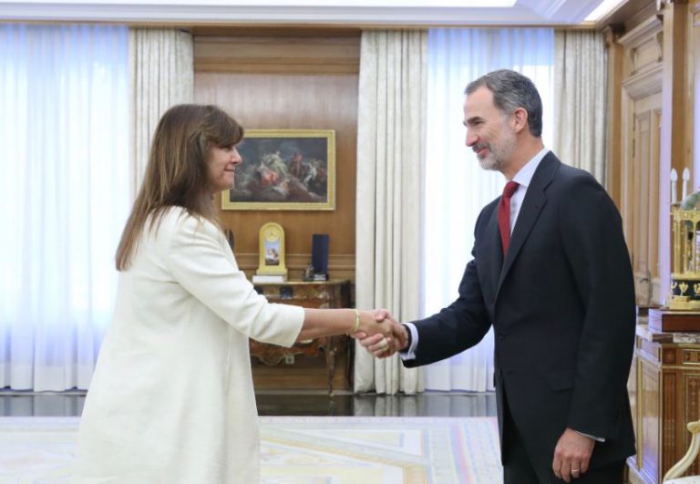 Los complementos 'independentistas' de Laura Borrás ante el Rey