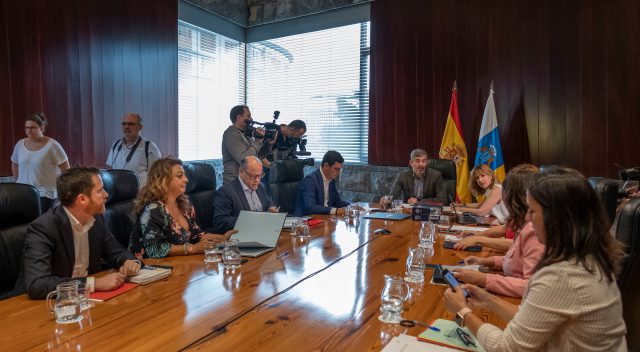 Una nueva etiqueta ayudará a los consumidores canarios a diferenciar el tabaco legal del ilícito 2 consejo152019 008