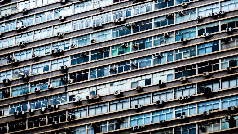 Llega el verano: ¿puedo instalarme un aire acondicionado sin pedir permiso a los vecinos?