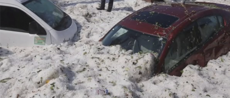 Así fue la impresionante granizada que ha dejado coches completamente sepultados