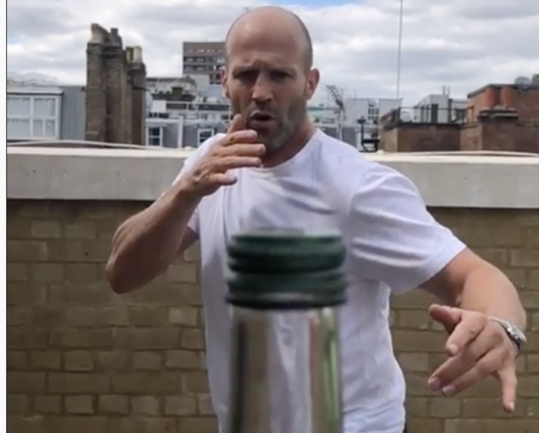 El imposible reto viral de 'la tapa de la botella' al que se han sumados varios famosos