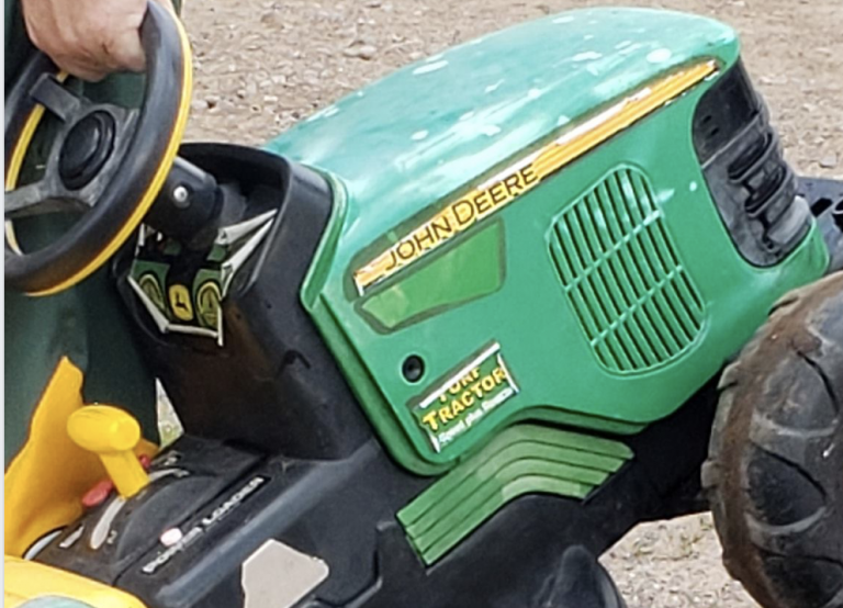 Un niño de dos años se escapa de su casa a bordo de su 'coche'