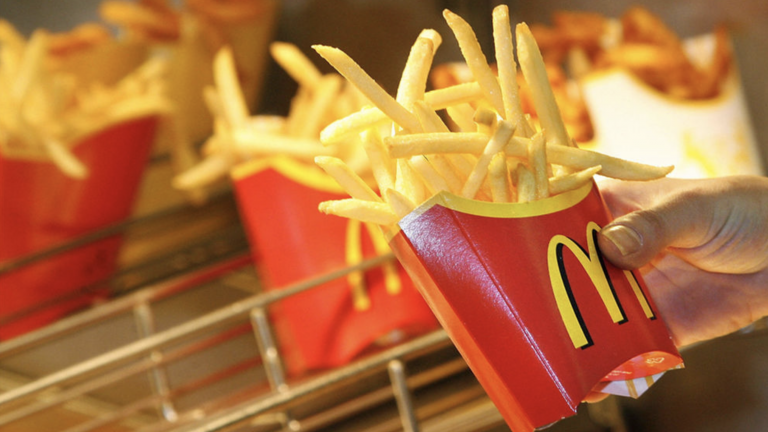 Una mujer dispara su pistola en un McDonald's porque las patatas estaban frías