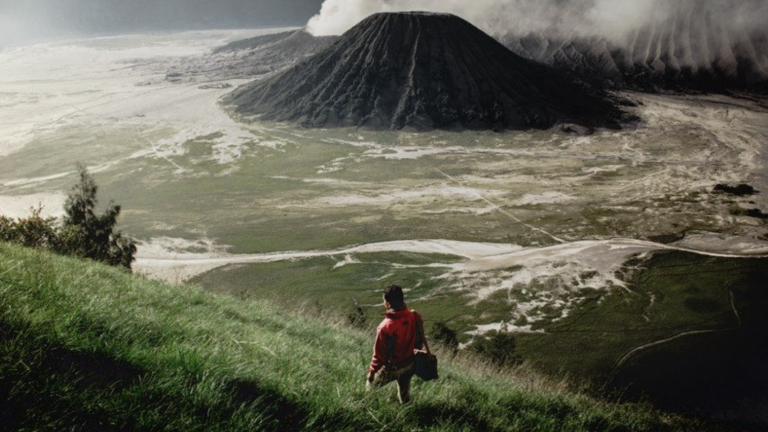 Un hombre anda 800 kilómetros de espaldas en Indonesia