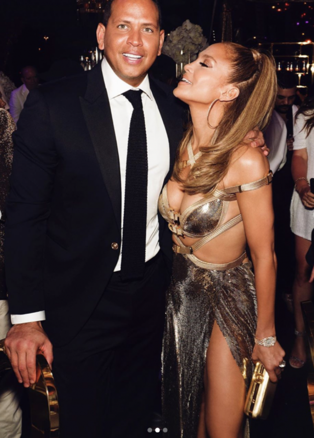 El escotado vestido de Versace que dejó entrever los encantos de Jennifer Lopez 71 Captura de pantalla 2019 07 26 a las 13.27.08