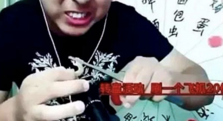 Un youtuber muere tras comerse varios insectos durante una transmisión en directo