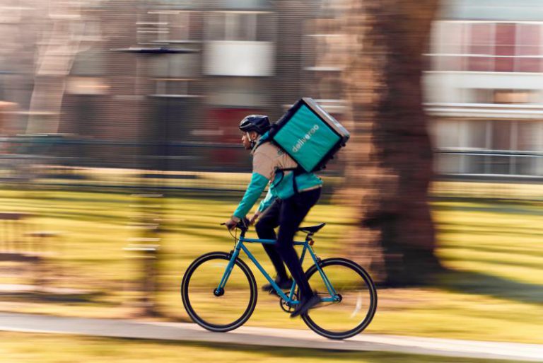 Un juzgado declara que los 'riders' de Deliveroo están sujetos a una relación laboral con la empresa