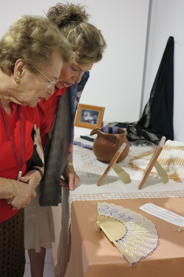 Dos mujeres contemplan el trabajo de las caladoras de Ingenio.