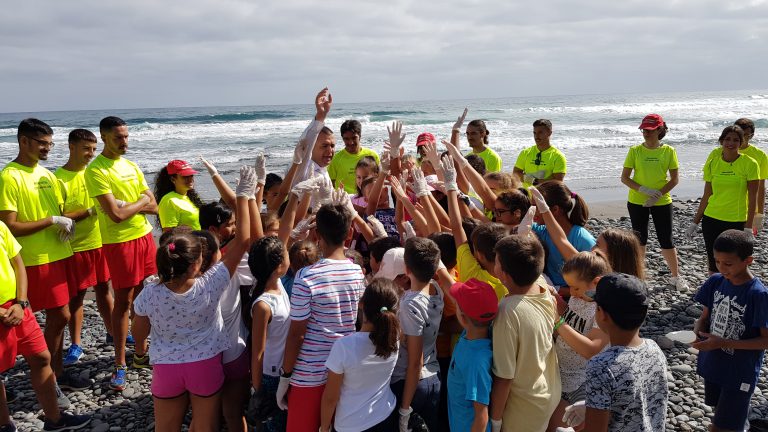 Los niños de la Escuela de Verano participan en el cuidado de la playa de San Felipe para aprender la importancia de proteger y respetar el patrimonio natural