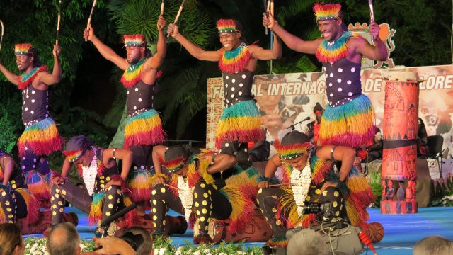 La poderosa fuerza de los balies de Benín cautivó al público.