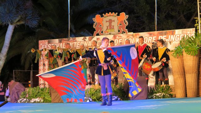 Los abanderados italianos demostraron su destreza con sus multicoloores banderas.