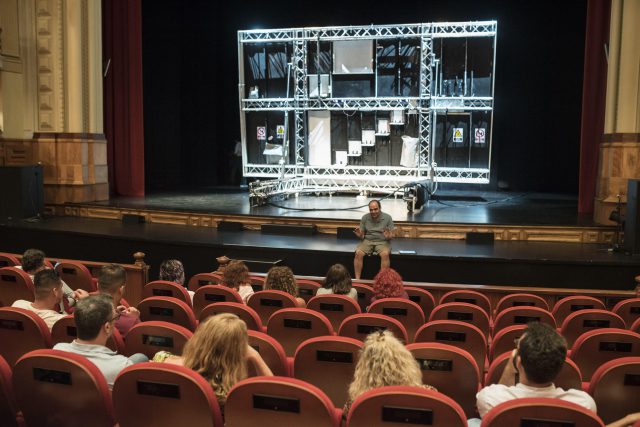 Mario Vega habla con el públioco en uno de los Ensayo y error del pasado año