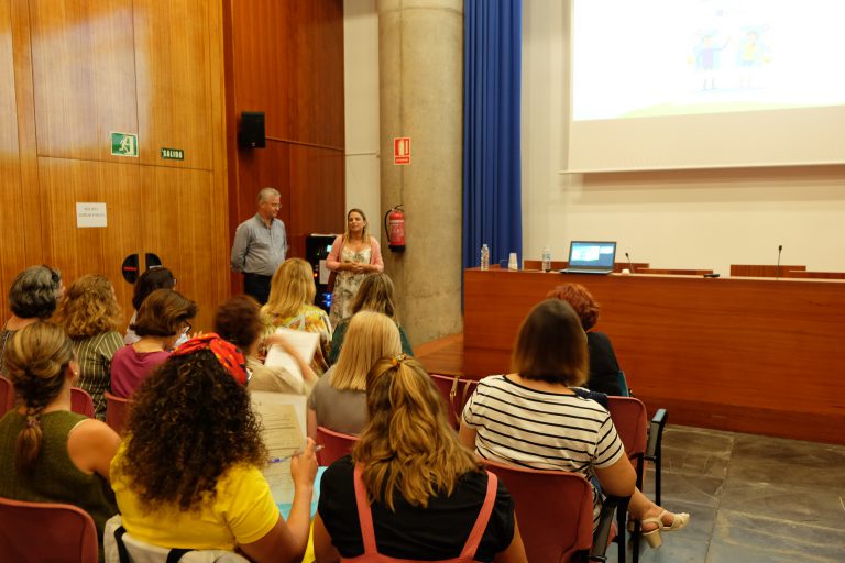 Noemí Santana pone en valor la formación continua del personal de las escuelas infantiles