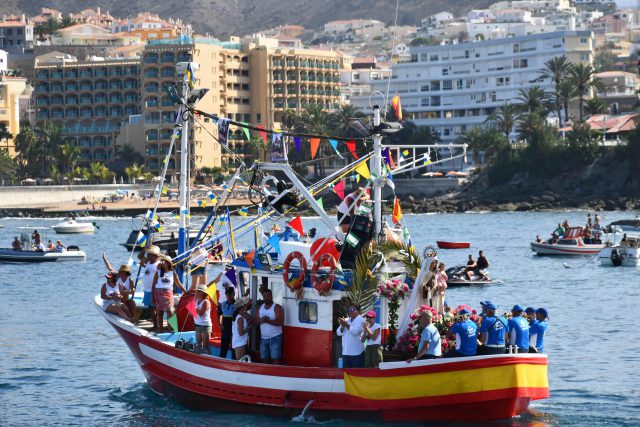 Onalia Bueno y Mencey Navarro en el buque pesquero Agustina del Mar junto a la Virgen del Carmen de Arguineguín