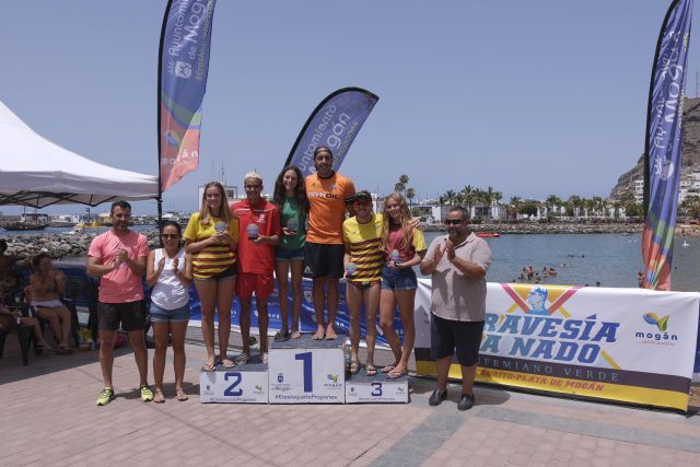 Podio general de los podios de las categorías masculinay femenina de la XIII Travesía a Nado Eufemiano Verde Taurito Playa de Mogán