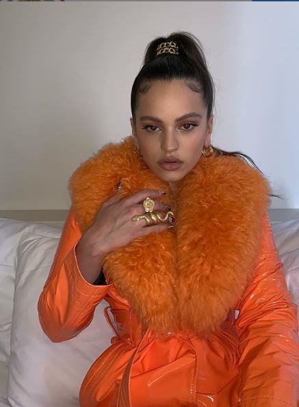 Las fotografías de Rosalía que han desatado la ira de sus seguidores 3 Rosalía cuello naranja