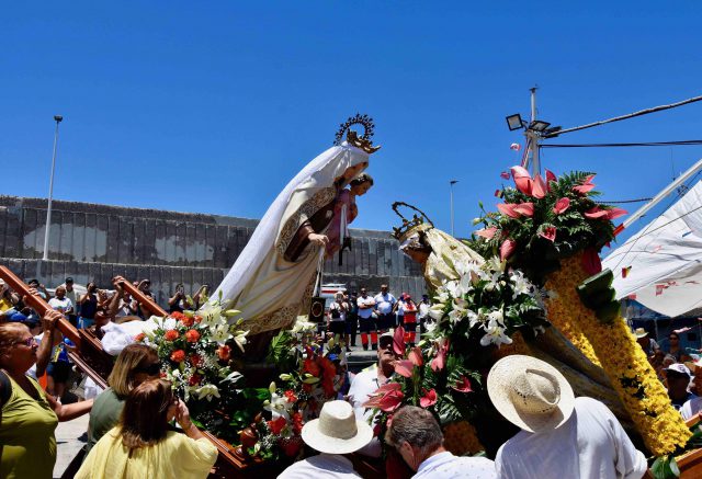 Saludo entre las dos imágenes de la Virgen del Carmen del municipio de Mogán