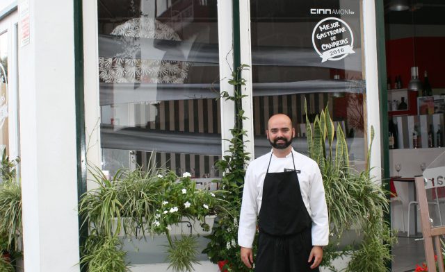 Serafín Romero ante su gastrobar Cinnamon en La Palma