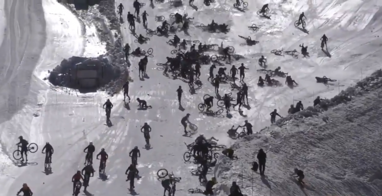 'La Montaña del Infierno': caen 700 ciclistas en un monumental accidente en cadena
