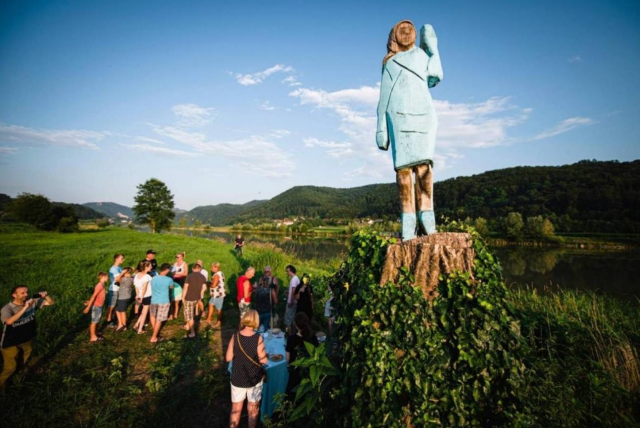 'El Ecce Homo esloveno': así es la nueva estatua dedicada a Melania Trump 2 melania estatua2