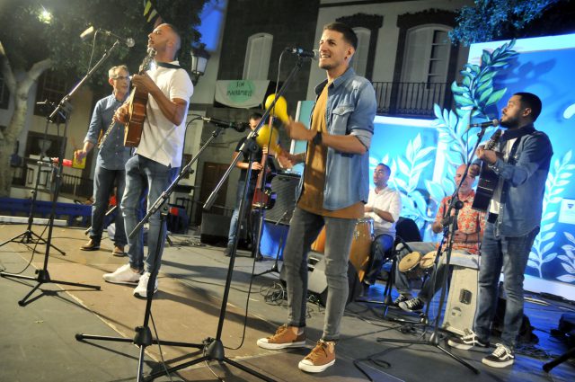 La Plaza de la Constitución acoge la Noche Latina 35 noche latina 6