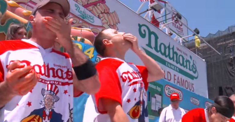 Se come 71 perritos calientes en 10 minutos para celebrar 'El día de la independencia' en Estados Unidos