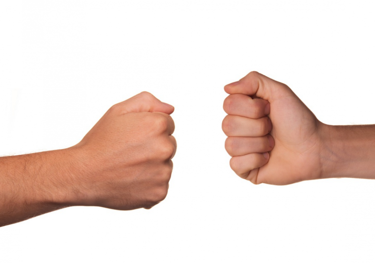 Dos conductores se juegan a 'piedra, papel o tijera' la única plaza libre de un parking en un centro comercial