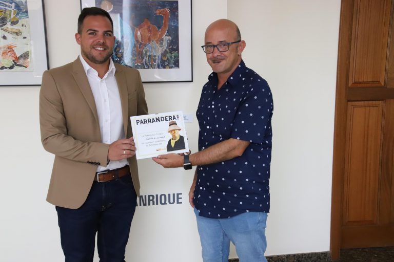 El Cabildo recibe una placa conmemorativa de manos de la Parranda Los Toledo