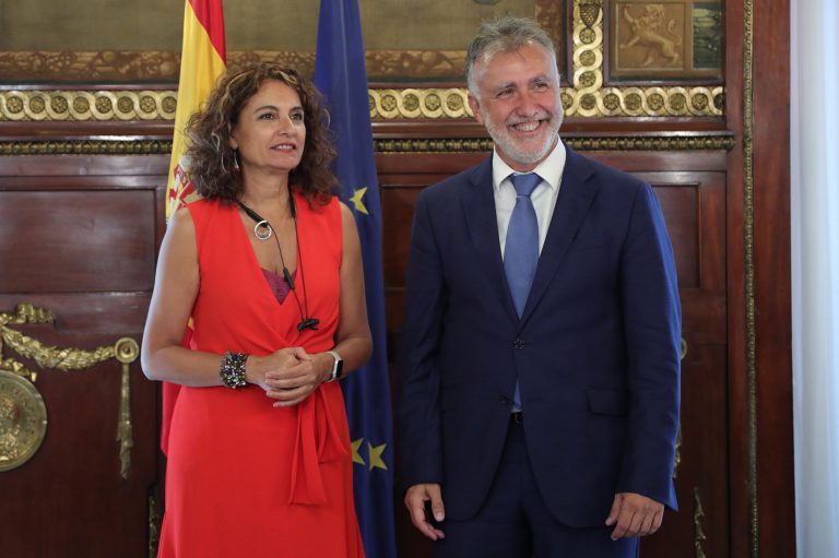 La ministra de Hacienda confía en que las entregas a cuenta del sistema autonómico de financiación se realicen este año, con 223 millones para Canarias
