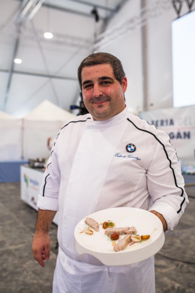 Erlantz Gorostiza con la Ventresca de barrilote con tomates braseados cebolletas encurtidas rellenas y cremoso de coliflor a la nuez moscada