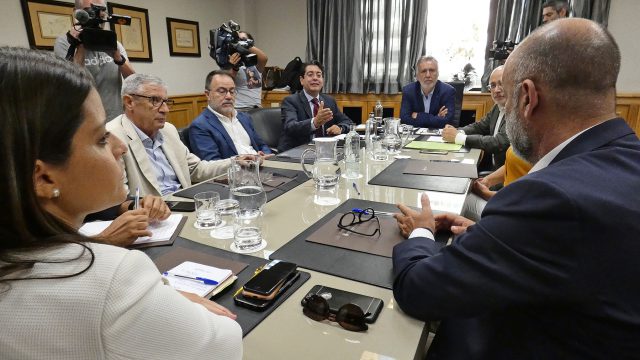 Gobierno y cabildos estudian opciones a Ryanair