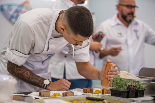 Joel Trujillo durante su intervención en el concurso al Mejor Plato de Atún de Gran Canaria