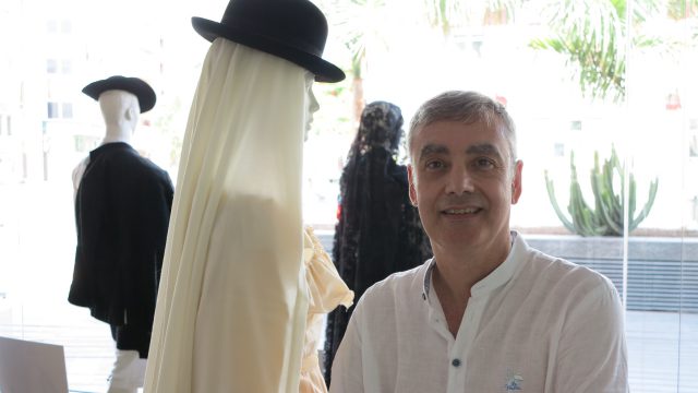 Jorge Guzmán responsable del diseño del escaparate.