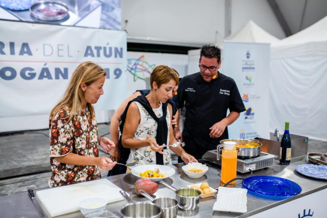 La alcaldesa Bueno y la edil Consuelo Díaz degustan una de las elaboraciones duranta el showcooking del cocinero Alejando Álamo