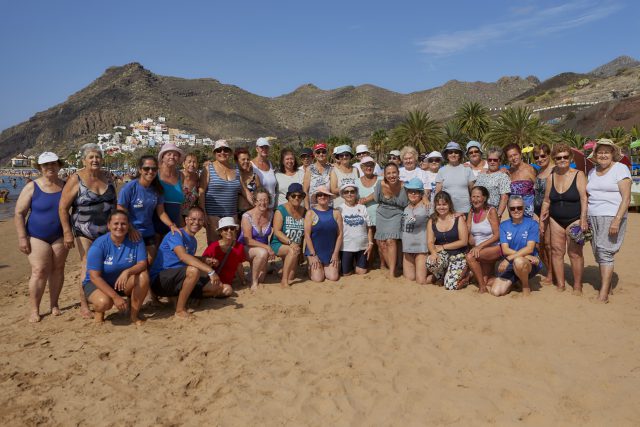 La alcaldesa y la concejala de Deportes con los participantes