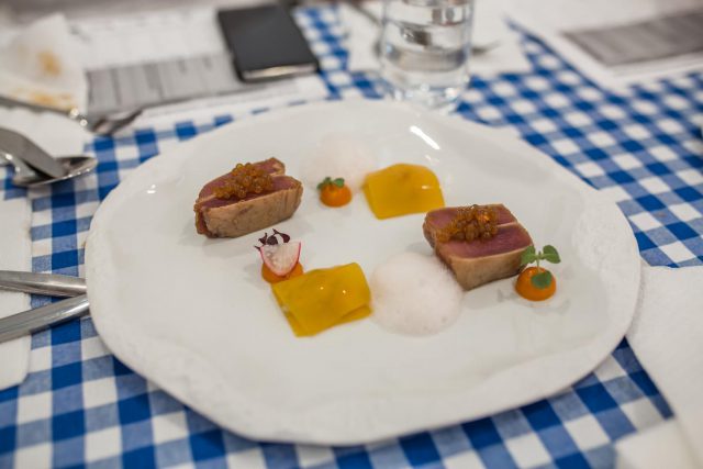 Plato ganador del concurso gastronómico. Atún curado con caviar de algas aire de jengibre encurtido y pepino y puré de zanahoria encurtido