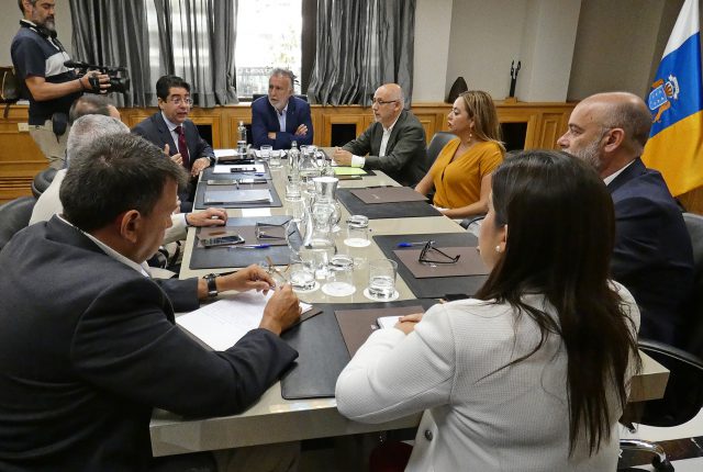 Ángel Víctor Torres: “Nuestro objetivo es no disminuir ni una plaza la capacidad de transporte de los turistas que llegan al Archipiélago” 26 Reunión sobre conectividad aérea